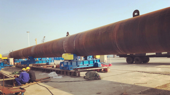 Estructura de acero parte grande que trabaja a máquina el generador de energía eólica costero